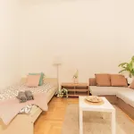 Cozy Vac Street Studio
