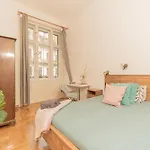 Cozy Vac Street Studio