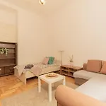Cozy Vac Street Studio
