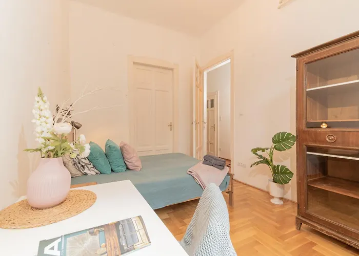 Cozy Vac Street Studio
